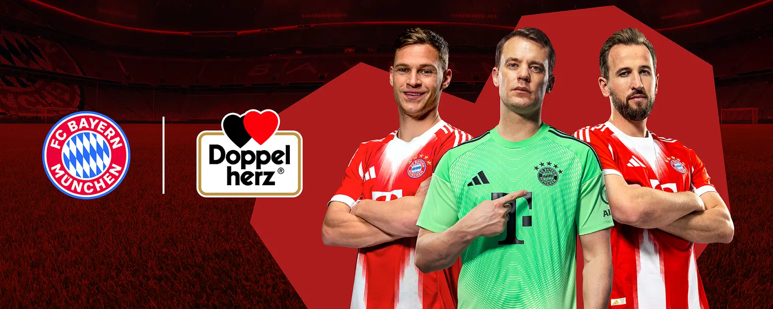 Na slici su trojica fudbalera u dresovima fudbalskog kluba Bayern Minhen. Dva igrača su u klasičnim crveno-belim dresovima, dok jedan golman nosi zeleni dres. Pored njih je logo kompanije Doppelherz. U pozadini se vidi fudbalski stadion.